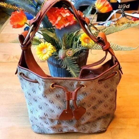 Dooney & Bourke Vintage Cinched Zippered Beige Buckled Shoulder Bag - Picture 1 of 16